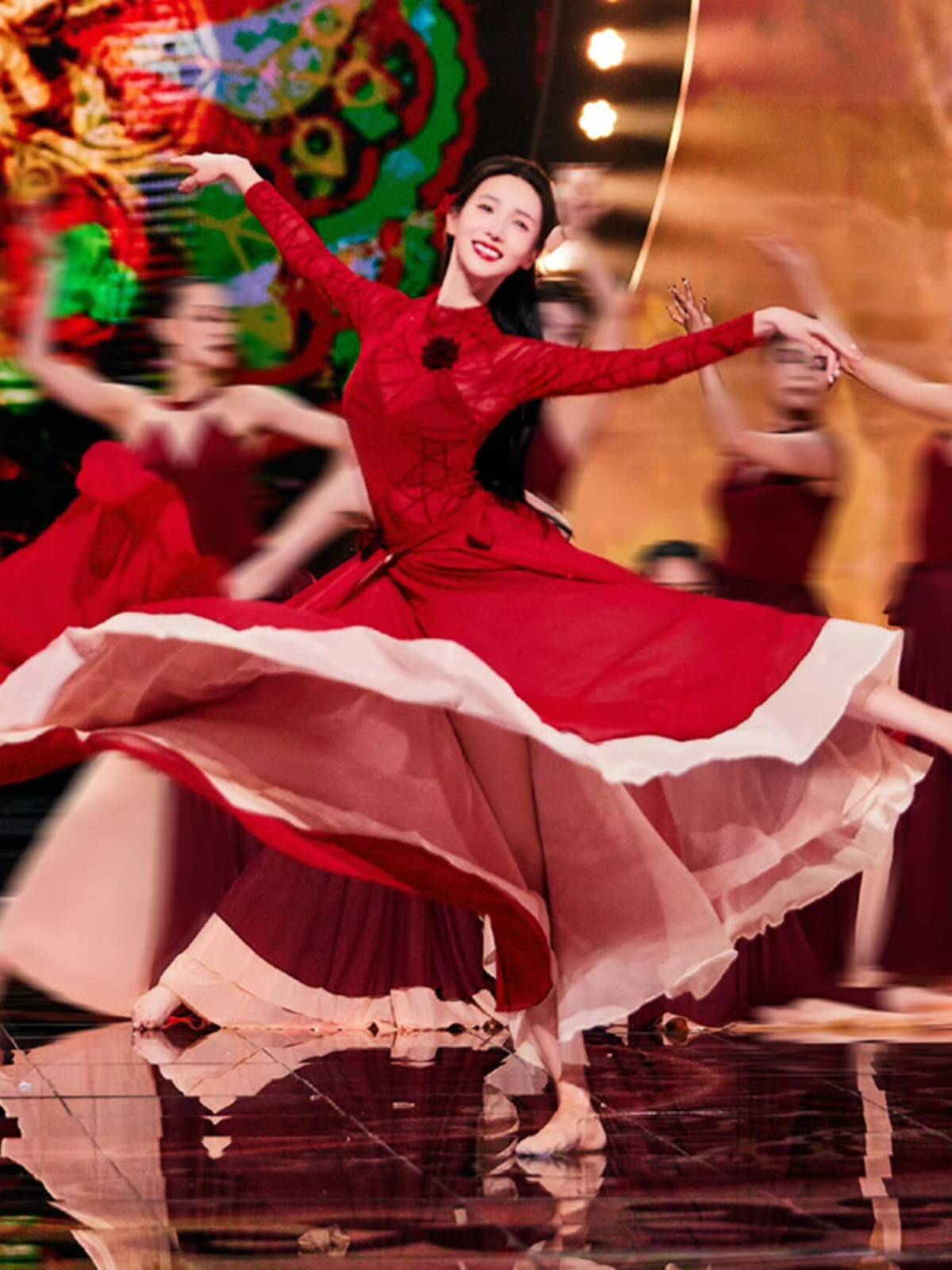 The same classic dance dress with the Queen of the Golden Dawn, the new Queen of the Red Dress