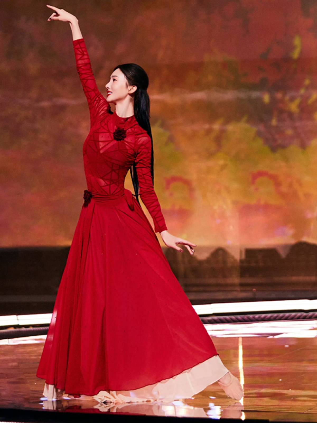 The same classic dance dress with the Queen of the Golden Dawn, the new Queen of the Red Dress