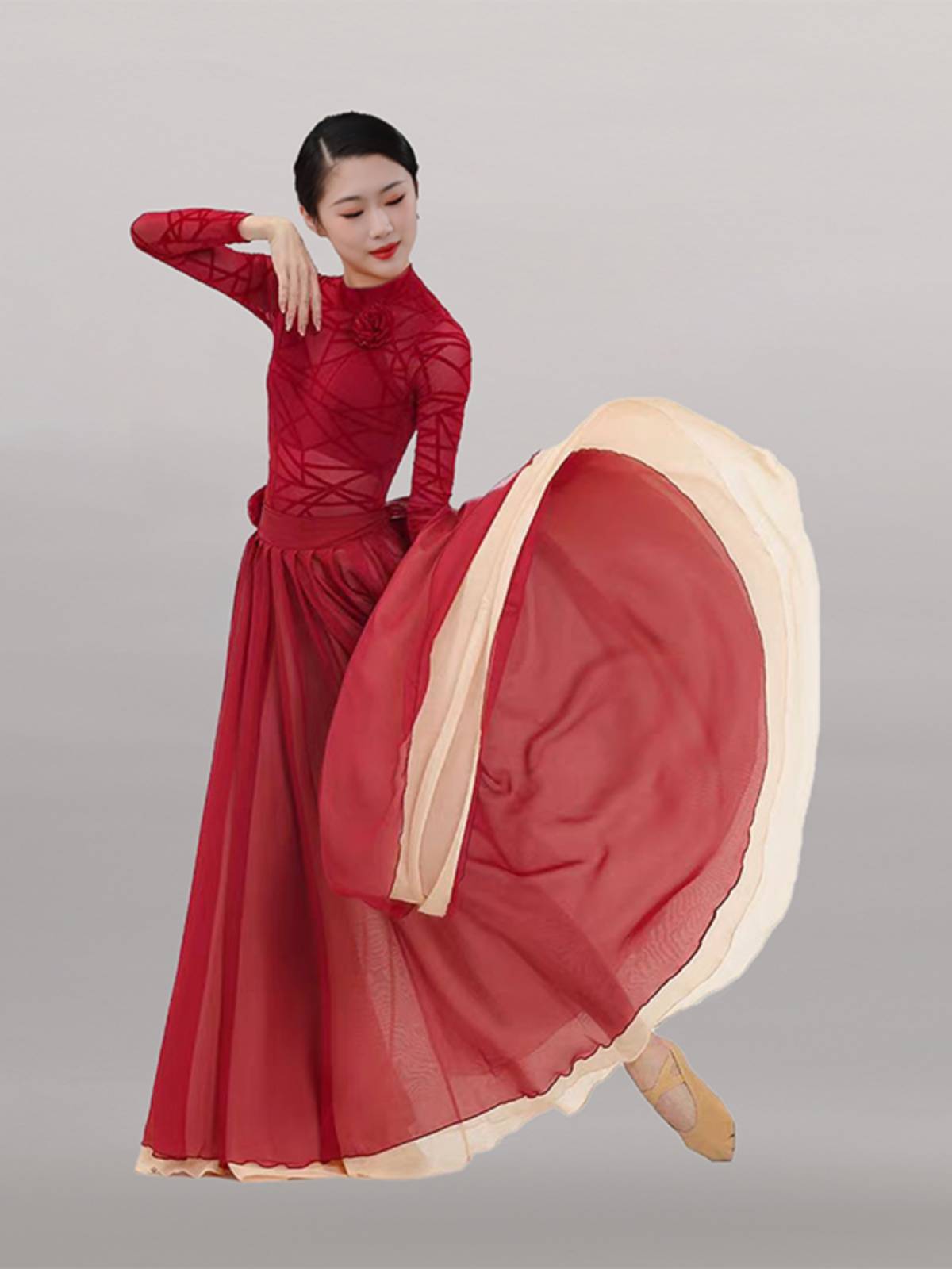 The same classic dance dress with the Queen of the Golden Dawn, the new Queen of the Red Dress