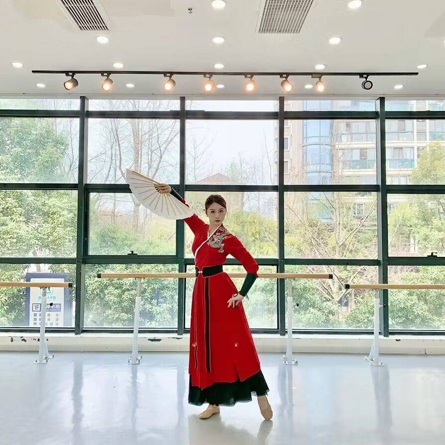 Dragon-sung dance men and women performing classical dances in the classical fashion of Huo Yuanjia