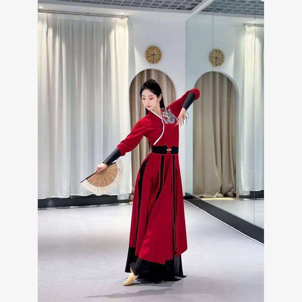 Dragon-sung dance men and women performing classical dances in the classical fashion of Huo Yuanjia