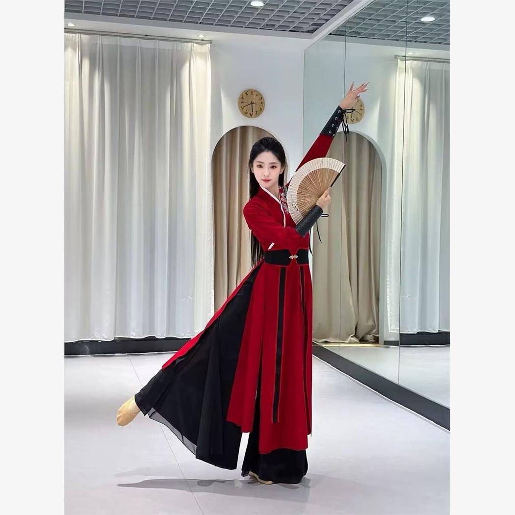 Dragon-sung dance men and women performing classical dances in the classical fashion of Huo Yuanjia