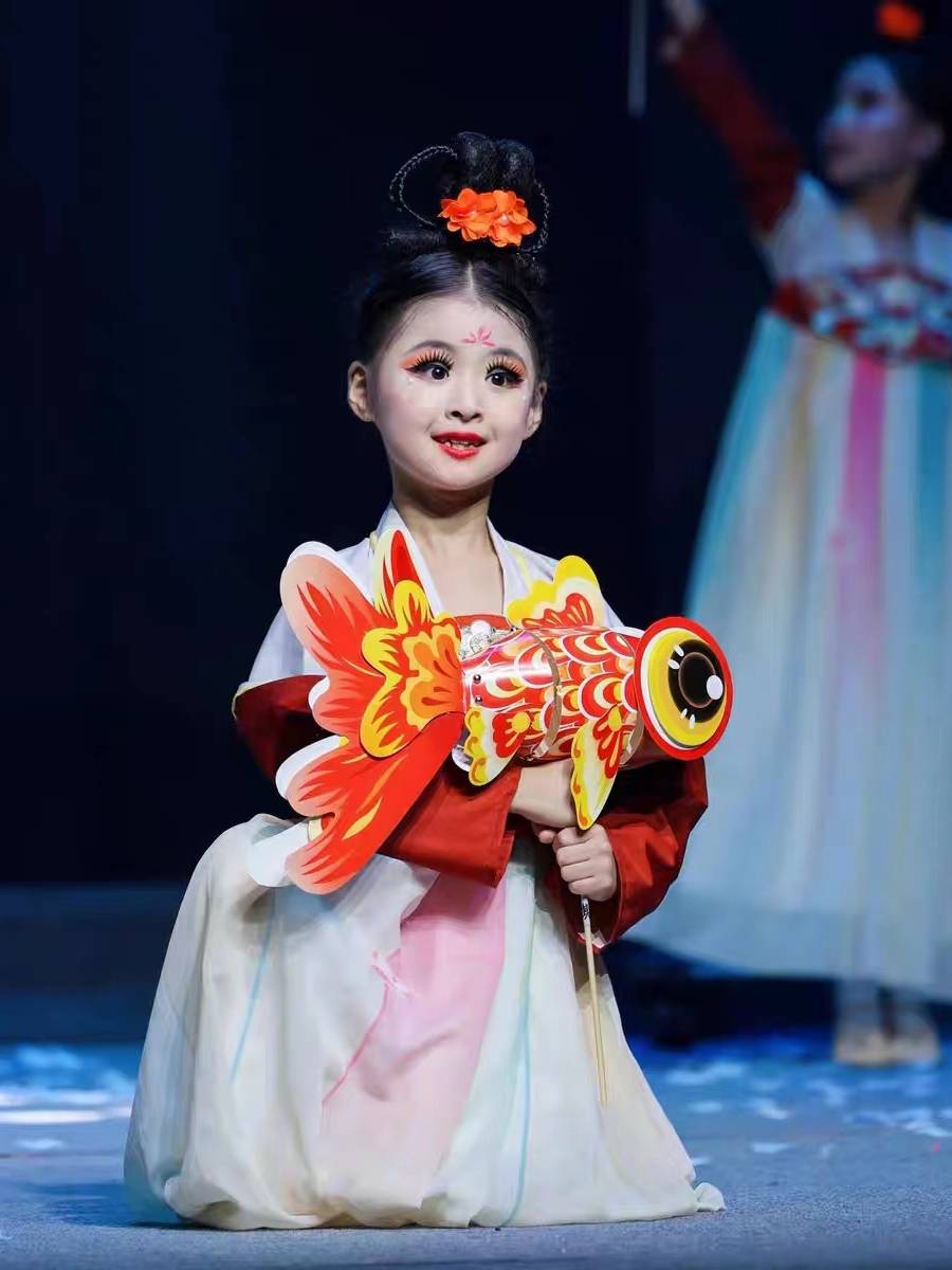 June 1 Qiao Yuanxi Children's Hanfu Performing Guofeng Classical Dance Performance Clothing Dance Girls Play Fish Lighting Prop