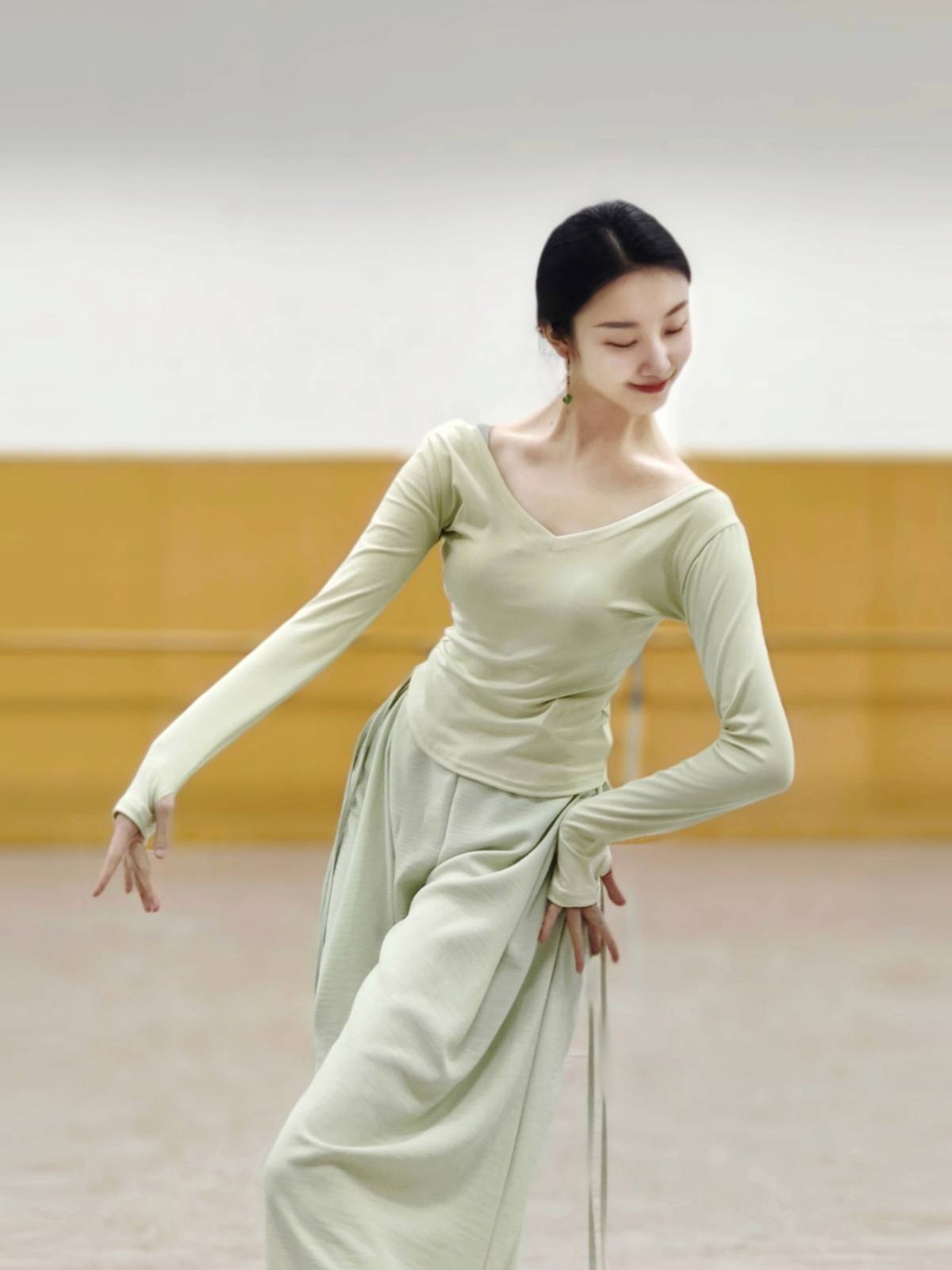 Modern Dance Spring and Summer Dance Practice Services Top Classical Dance Professional Todels Training Severe Long -sleeved Clothing Female Art Test