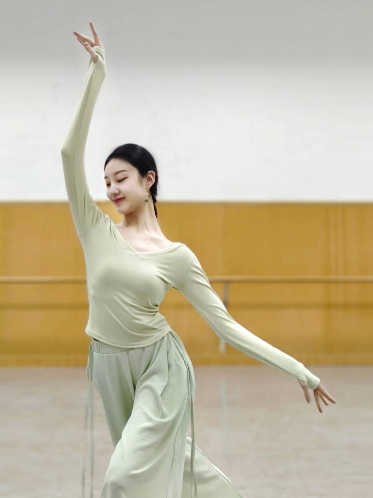 Modern Dance Spring and Summer Dance Practice Services Top Classical Dance Professional Todels Training Severe Long -sleeved Clothing Female Art Test