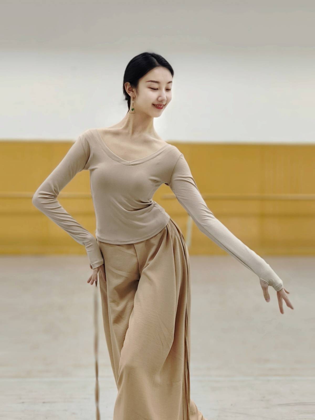 Modern Dance Spring and Summer Dance Practice Services Top Classical Dance Professional Todels Training Severe Long -sleeved Clothing Female Art Test