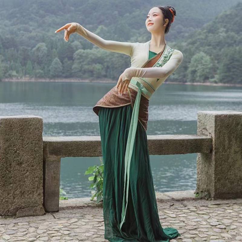 Classical Han Tang dance, heart fan, green Luo skirt, Jiaxing Fan Fan Fan Performing Chinese Dance Practice Fun Gunning Examination