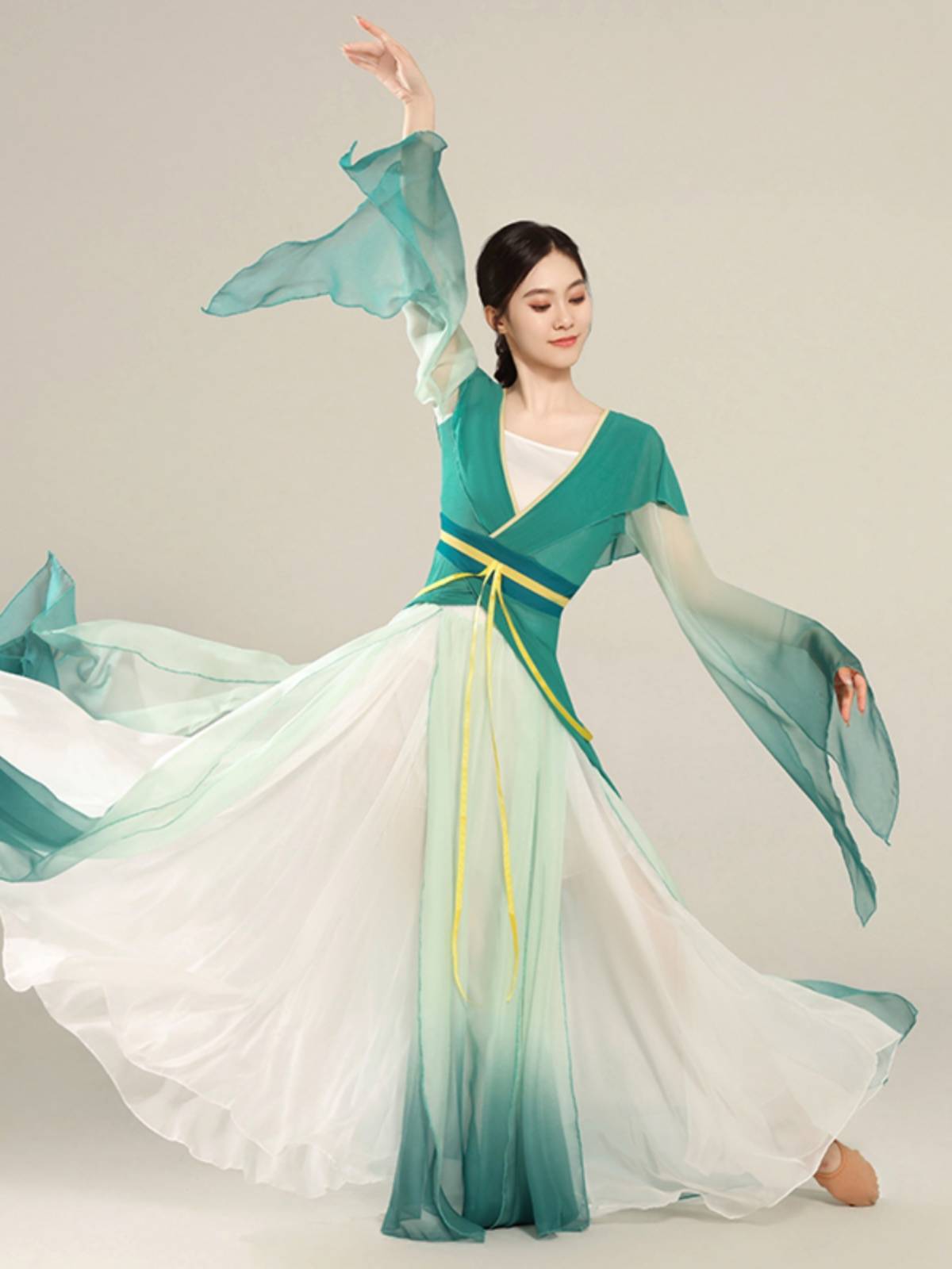 Classical dance clothing shows the elegant and gradient skirt, ancient style Han Tang Chinese dance gauze Hanfu Hanfu stage service