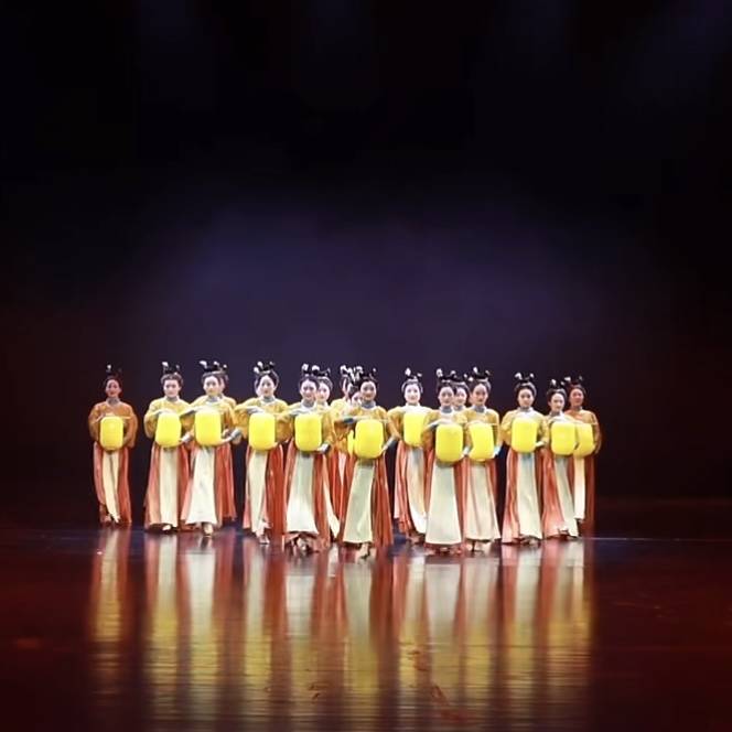 Women's group dancers Monthly Dance Classical Dance Performance Services Hanfu Skirt Chinese Wind Flowers Women's Lantern Proposal