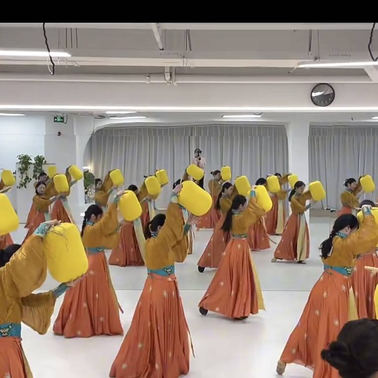 Women's group dancers Monthly Dance Classical Dance Performance Services Hanfu Skirt Chinese Wind Flowers Women's Lantern Proposal