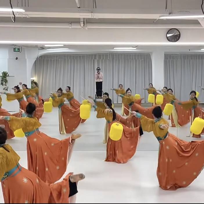 Women's group dancers Monthly Dance Classical Dance Performance Services Hanfu Skirt Chinese Wind Flowers Women's Lantern Proposal