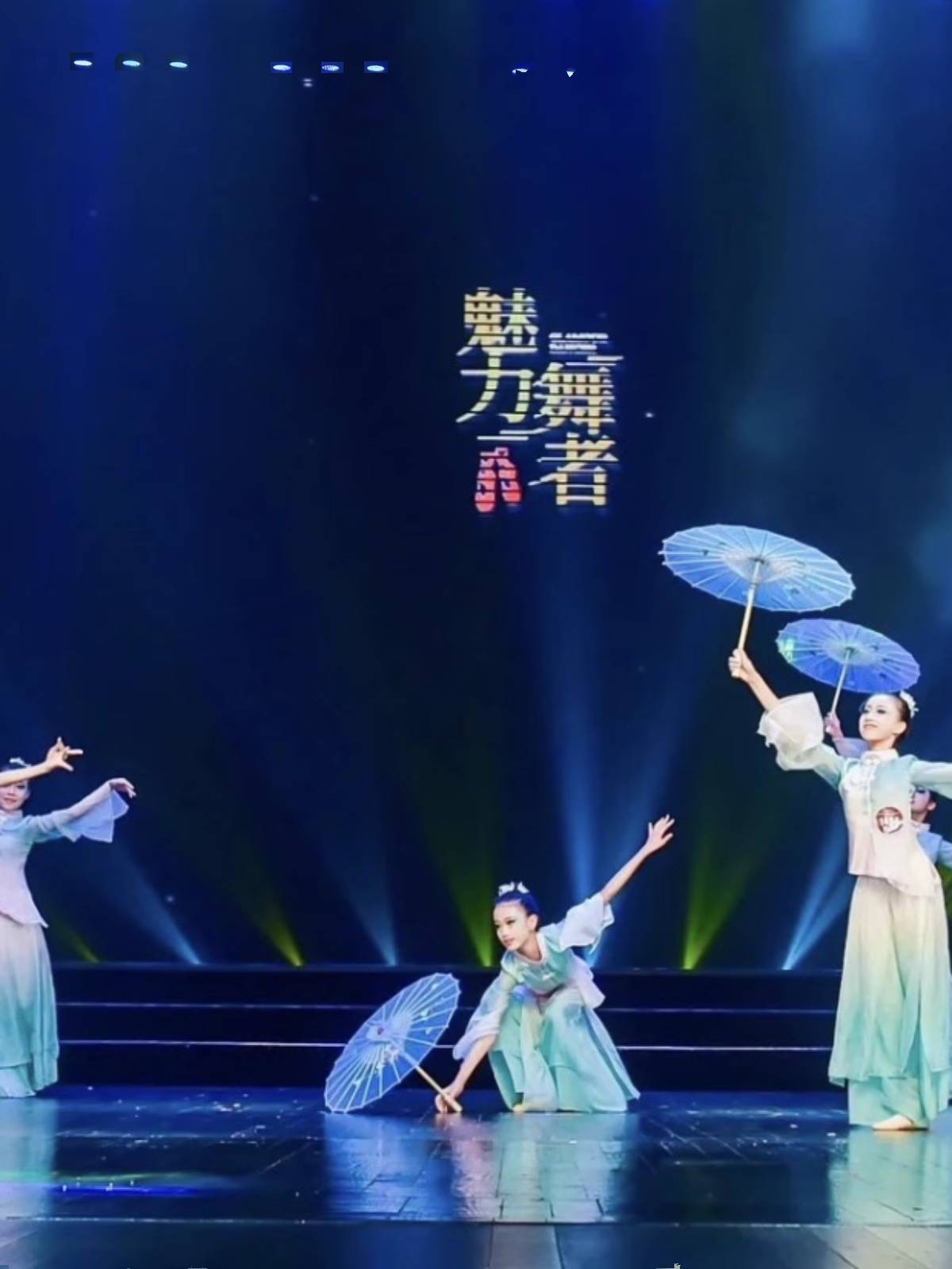 Siko-ho's first-class classic costume for the Chinese wind-flowing fan umbrella show suit