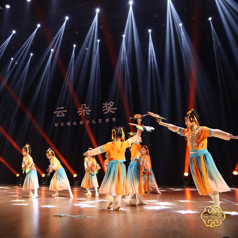 Intoxicated spring blizzards playing the same original dance costume as the children's classic choreography