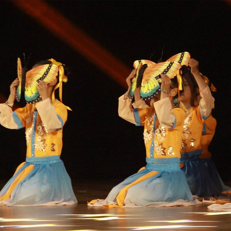 Intoxicated spring blizzards playing the same original dance costume as the children's classic choreography