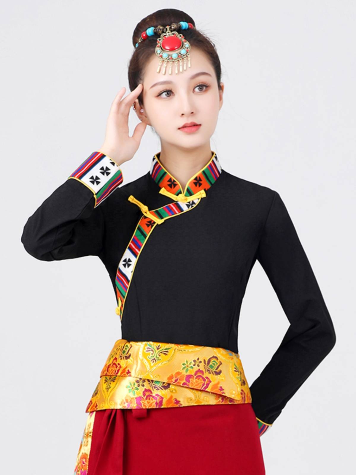 Tibetan women in national dance costumes with long-sweet pan-sweet shirts for the summer