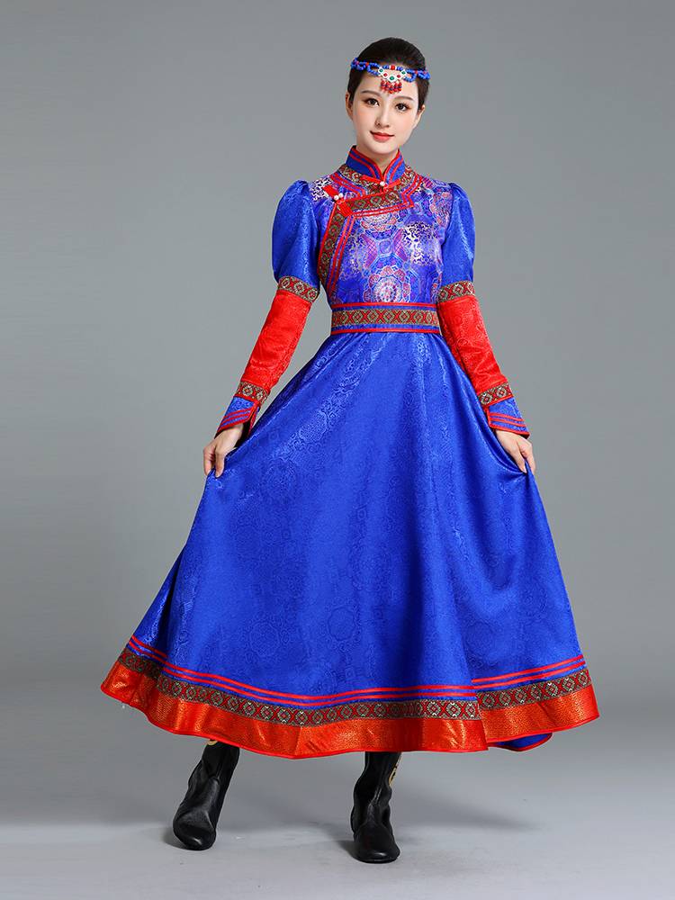 Mongol ladies danced with Mongol robes and blizzards for ethnic minorities