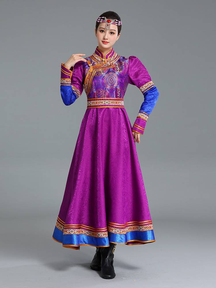 Mongol ladies danced with Mongol robes and blizzards for ethnic minorities