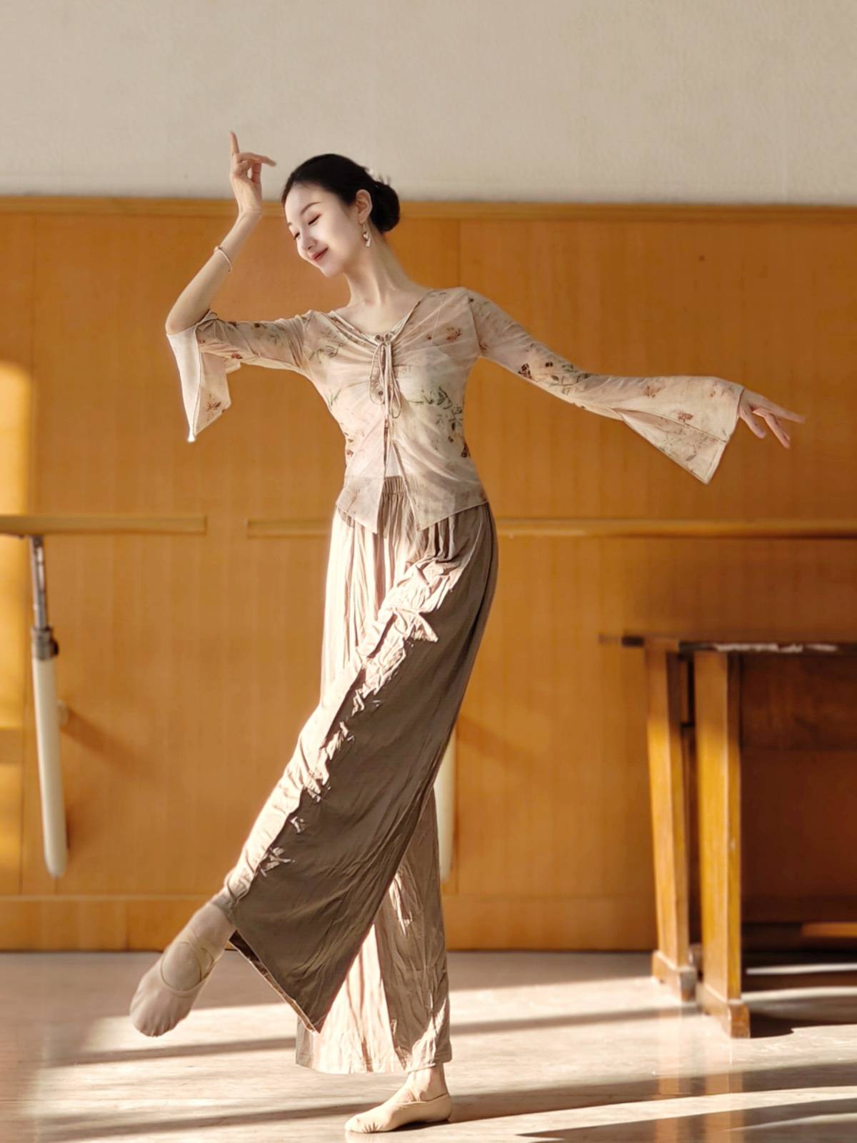 Classical dance clothing body rhyme gauze jacket Chinese dance nation dance clothing body top performance service national style practice