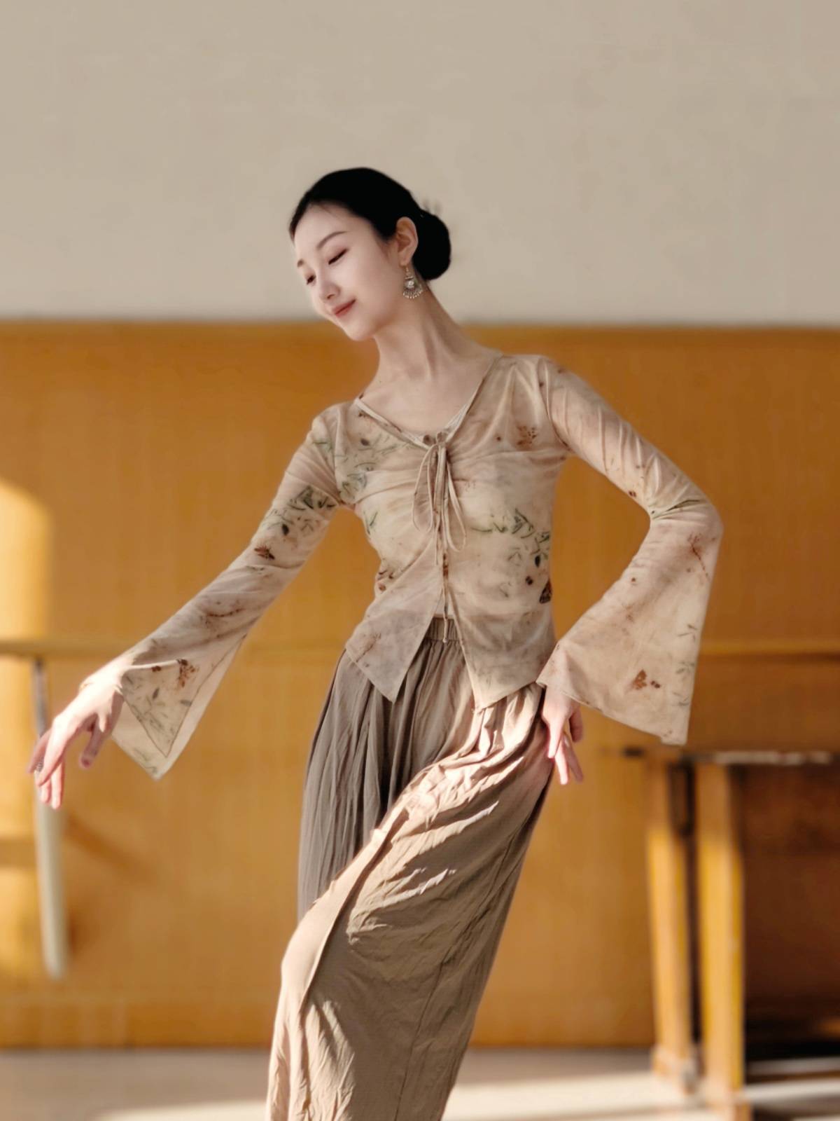 Classical dance clothing body rhyme gauze jacket Chinese dance nation dance clothing body top performance service national style practice