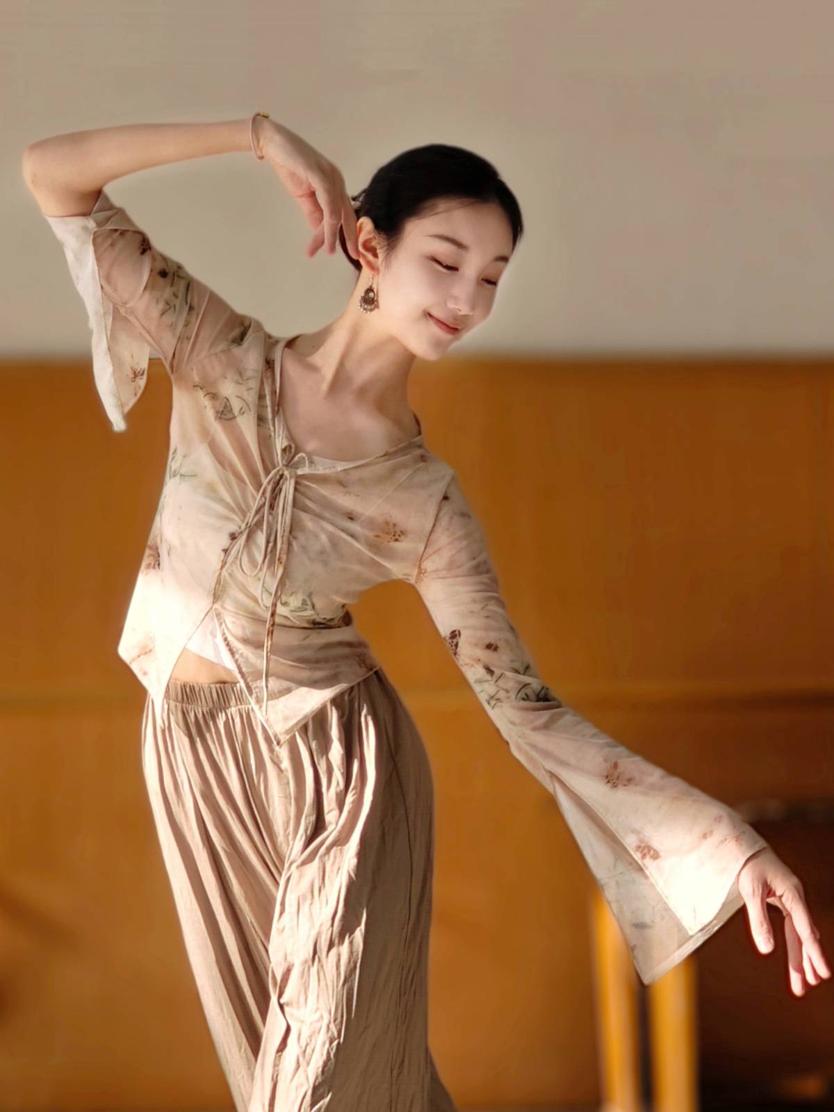 Classical dance clothing body rhyme gauze jacket Chinese dance nation dance clothing body top performance service national style practice