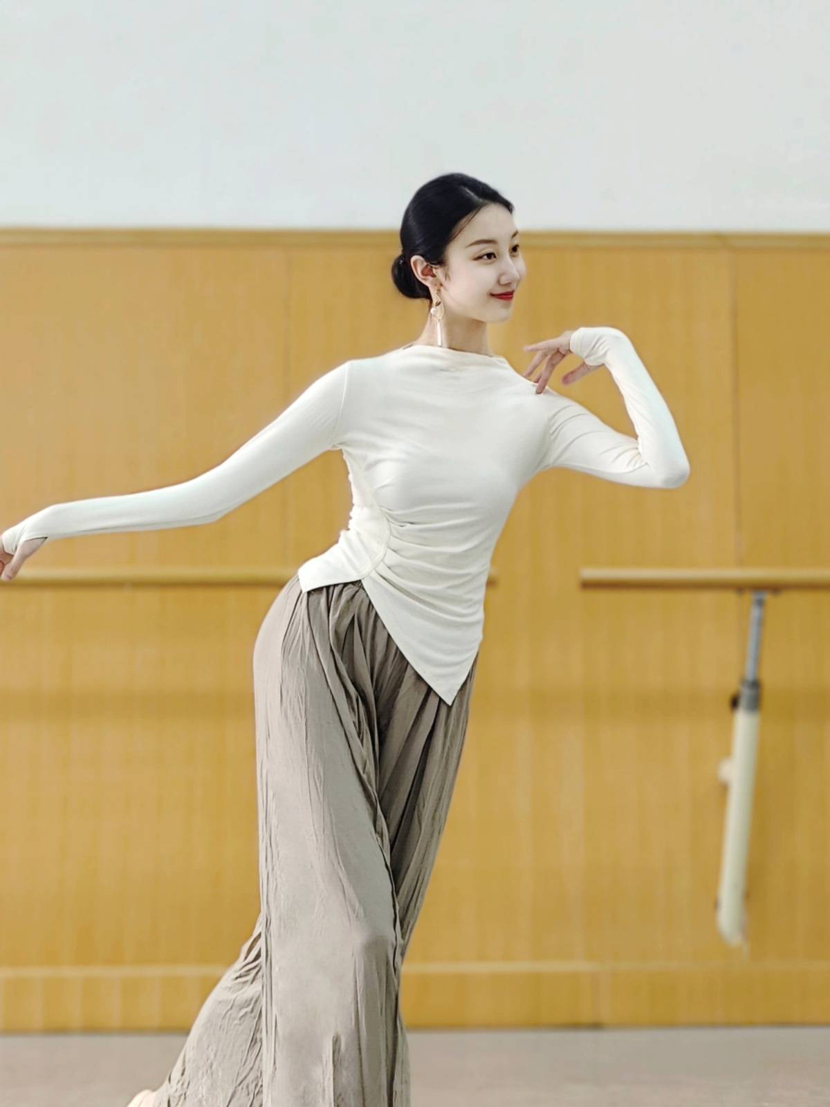 Modern dance exercises Classical dance clothing slimming thin tops autumn and winter new Chinese dance country style practice service