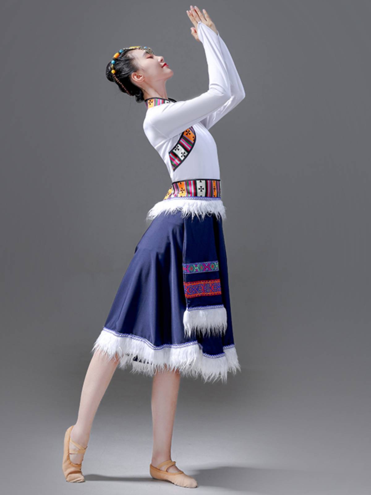 Tibetan dance costume plaque and new ethnic minority choreographer