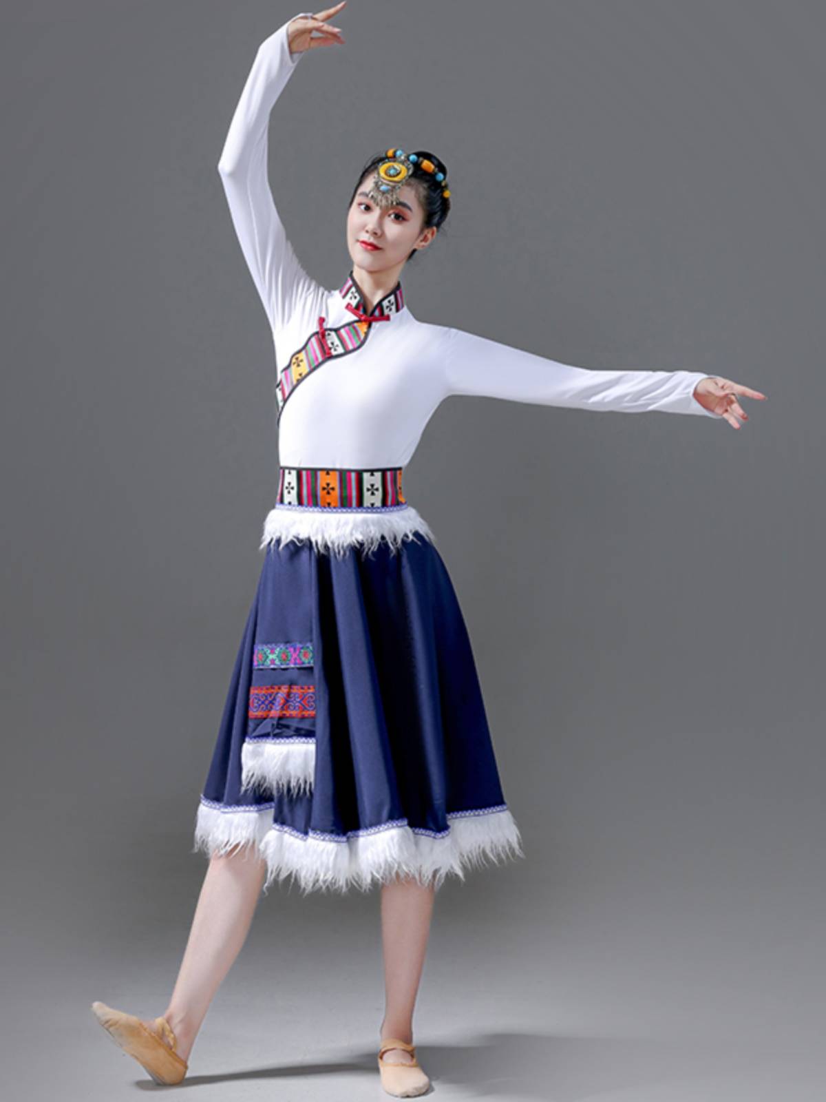 Tibetan dance costume plaque and new ethnic minority choreographer