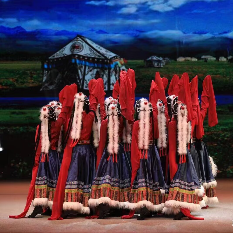 The Tibetan children's dance show with an up-to-date version of the ethnic minority stage with a shrouded cuffs