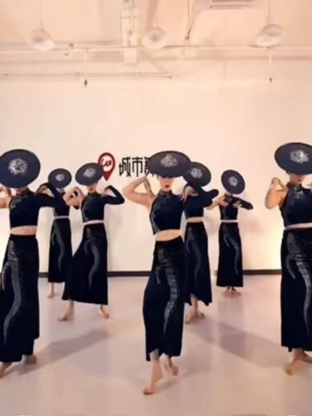 Newly intoxicated with the Dai nationality performance, the female practice, the Chinese dance waist lotus lotus award, the national dance service, the hat, the hat