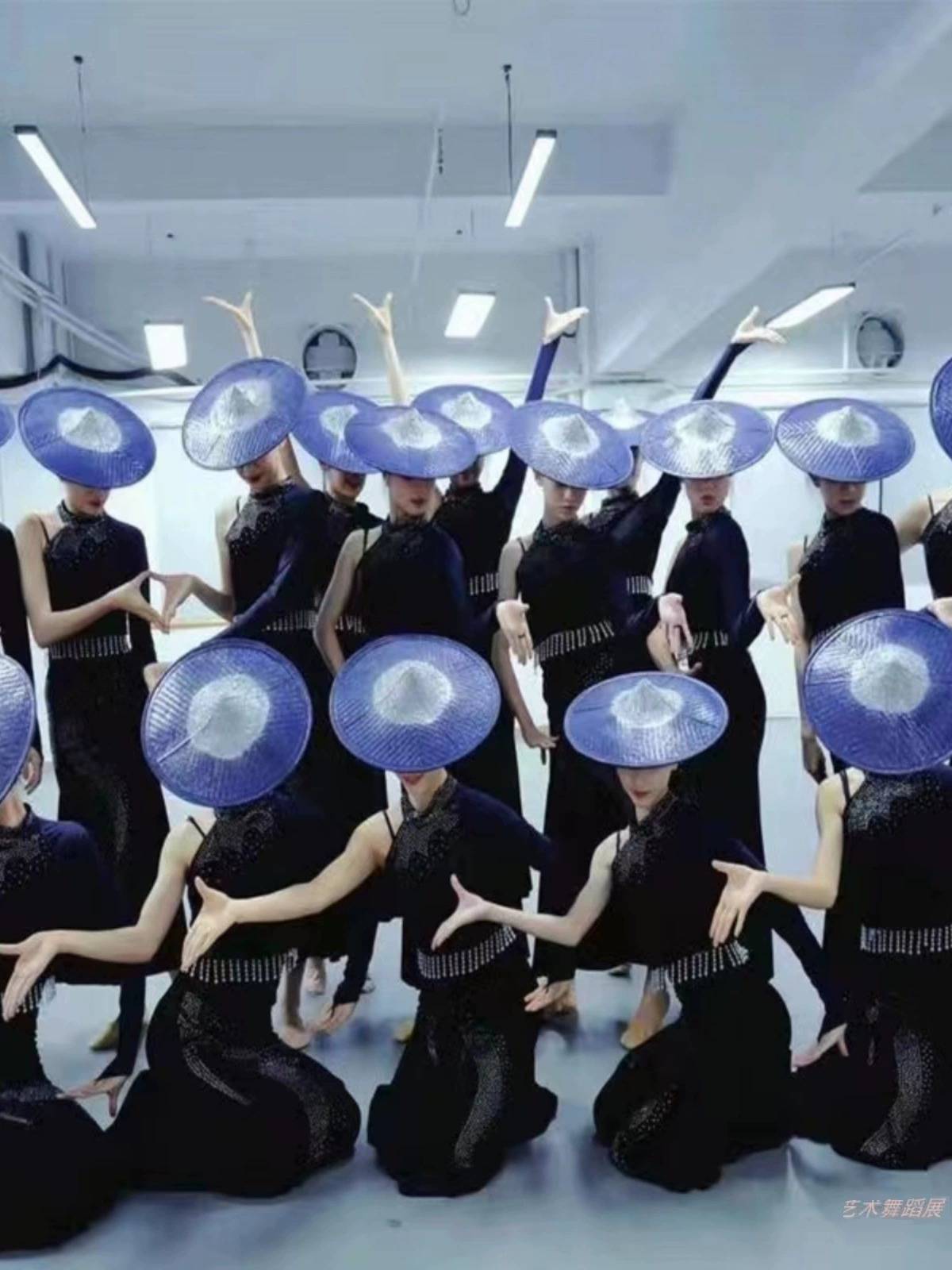 Newly intoxicated with the Dai nationality performance, the female practice, the Chinese dance waist lotus lotus award, the national dance service, the hat, the hat