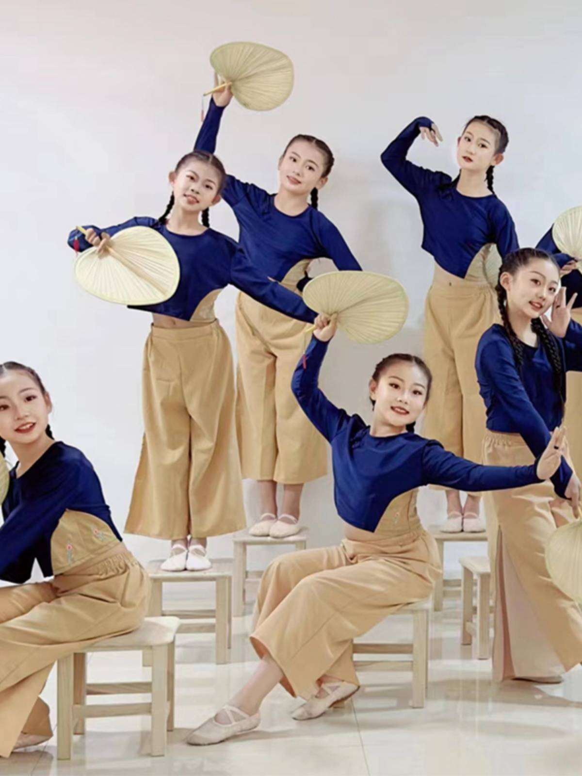 Grandma Bridge Children's Dance Fan Pu Fan Panpu Bridge Water Qingyou Dance Performance Proposal