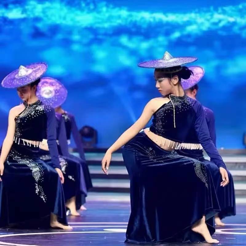 Rental Dai dance is intoxicated by the golden velvet Dai women group dance in Yunnan minority art test show