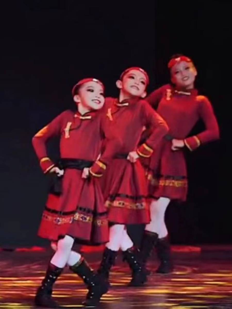 Monite white horse dance dress, Mongol dance dress, performance by young men and women ethnic minority, chopstick top bowl dance