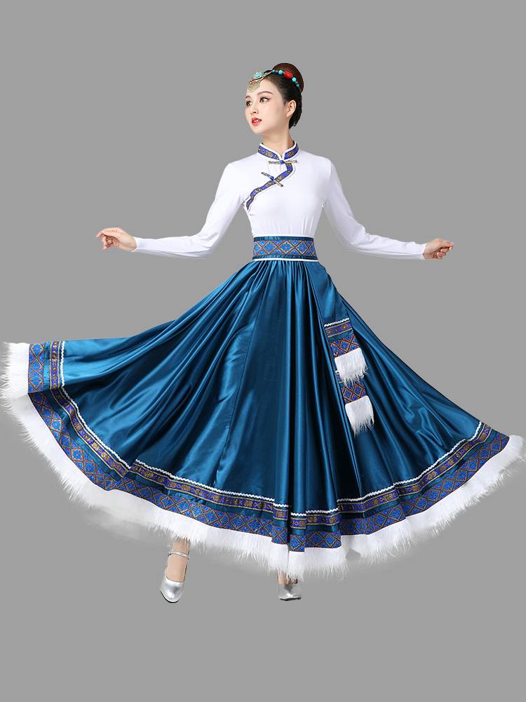 The Tibetan dance show, a half-dressed women's national style dress, and a plaza-showed dress