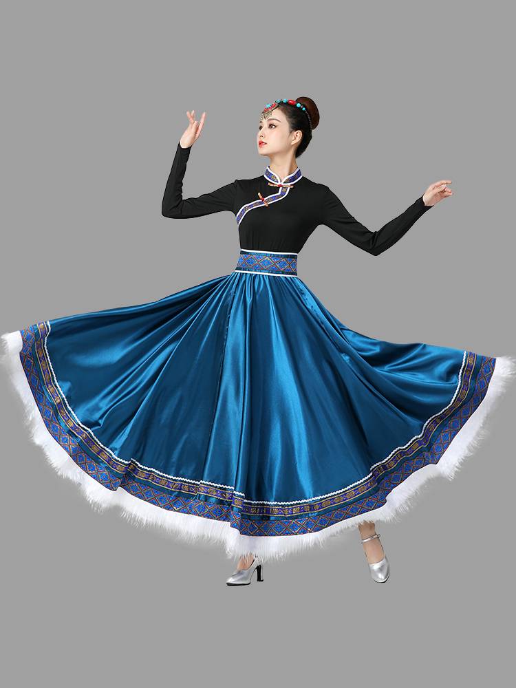 The Tibetan dance show, a half-dressed women's national style dress, and a plaza-showed dress
