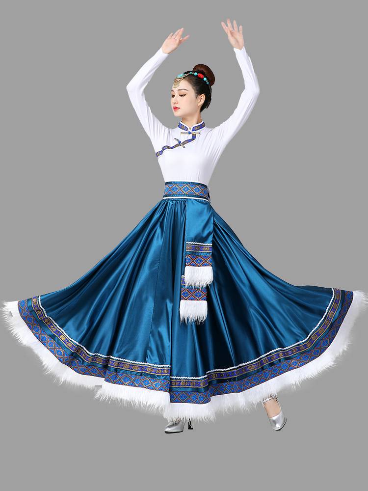 The Tibetan dance show, a half-dressed women's national style dress, and a plaza-showed dress