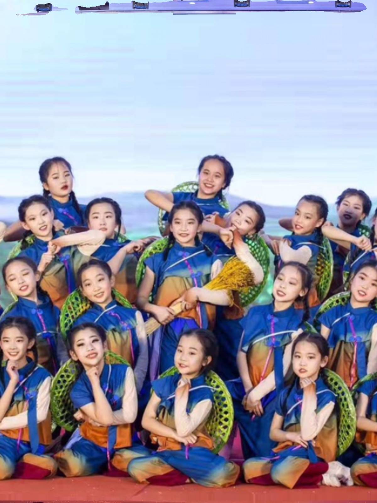 Xiaohe style Our field performances, farmers' dance sea girl dance performances, field Douju national dance