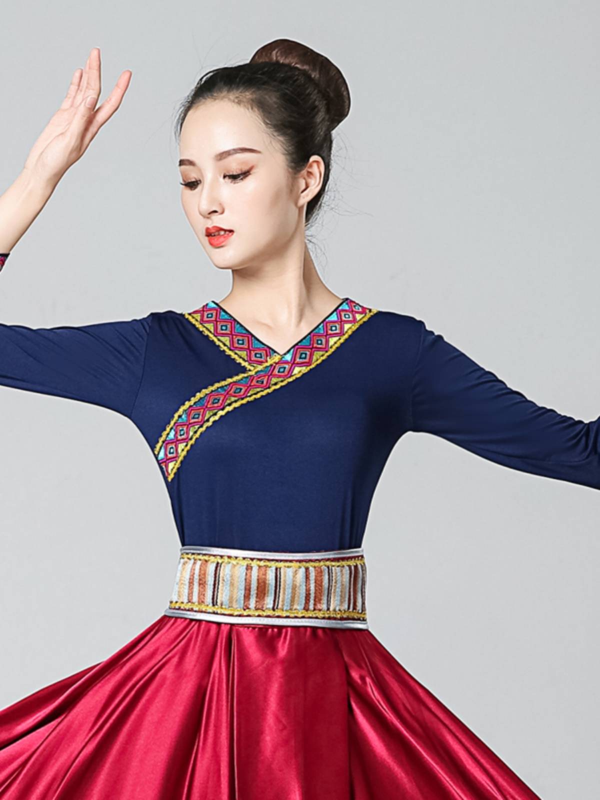 The Tibetan dance dress girl with the new Tibetan dance show