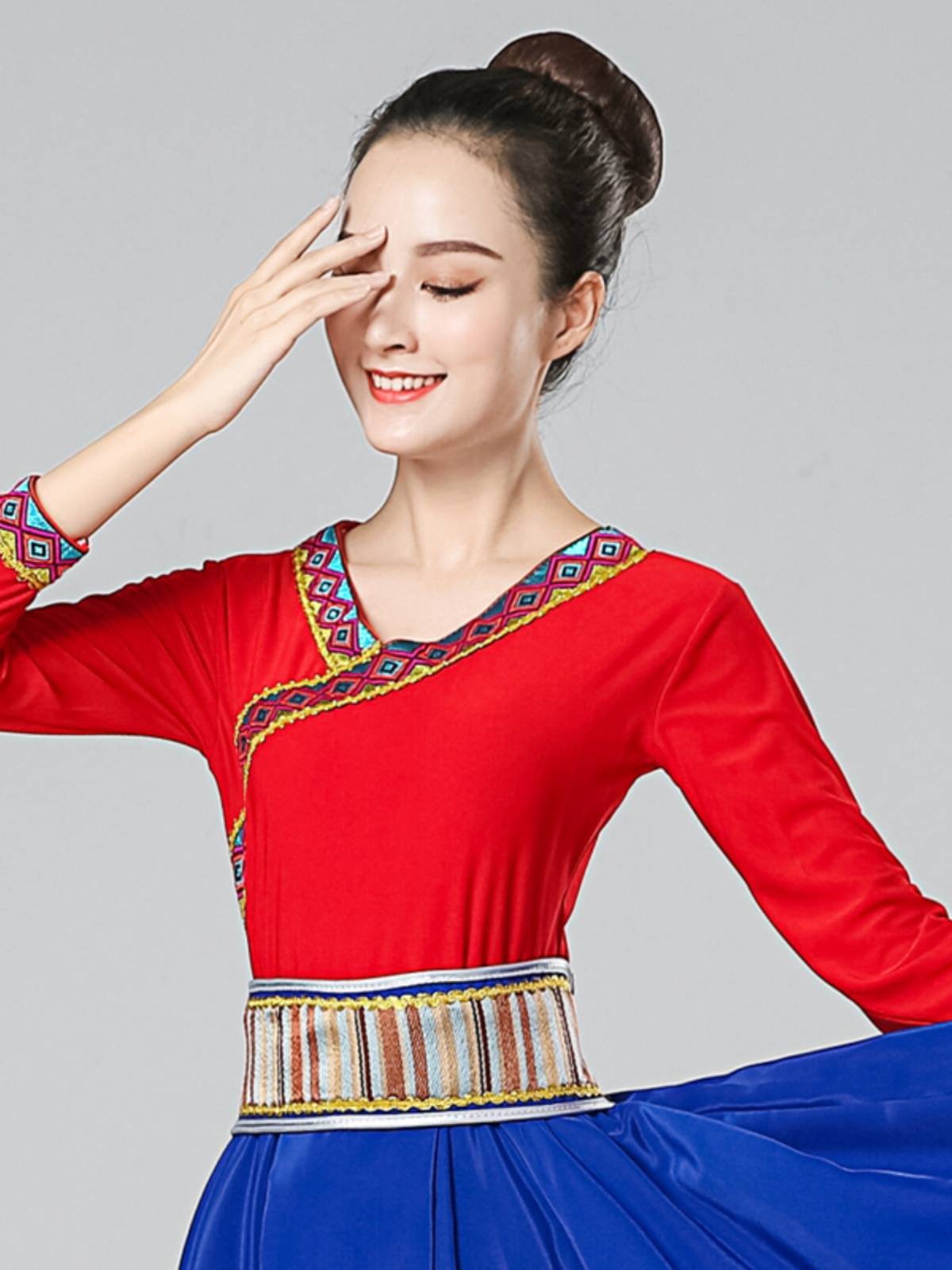 The Tibetan dance dress girl with the new Tibetan dance show