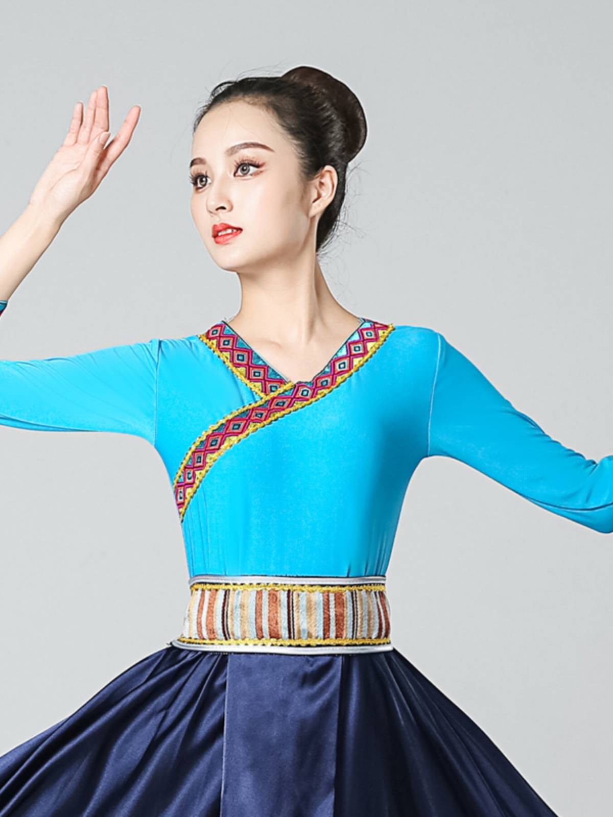 The Tibetan dance dress girl with the new Tibetan dance show