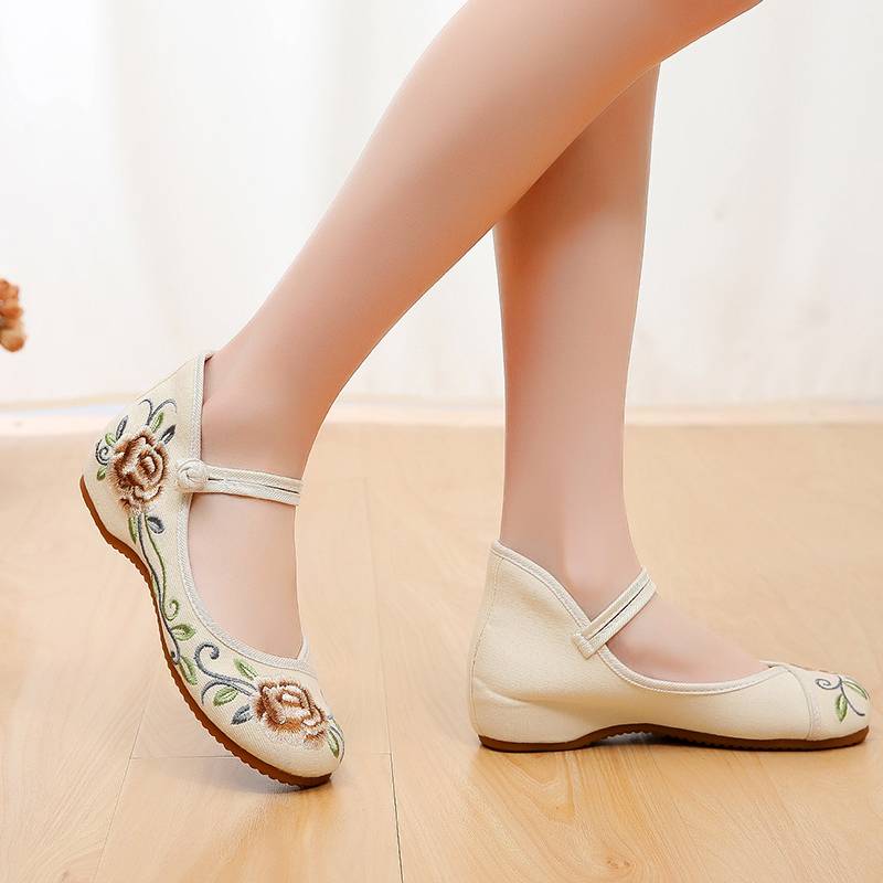 Plaza dance shoes female new embroidered old Beijing cloth shoes soft soles dance shoes ancient national wind Yangge red dance shoes