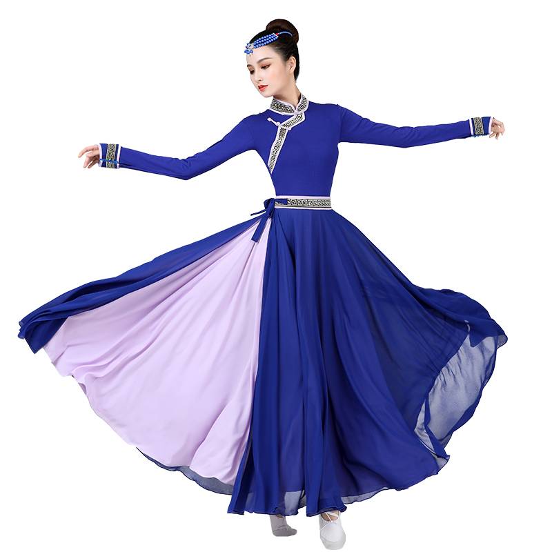 Mongols performing a dress suit for a modern-day ethnic dance bowl of chopsticks and a dress suit