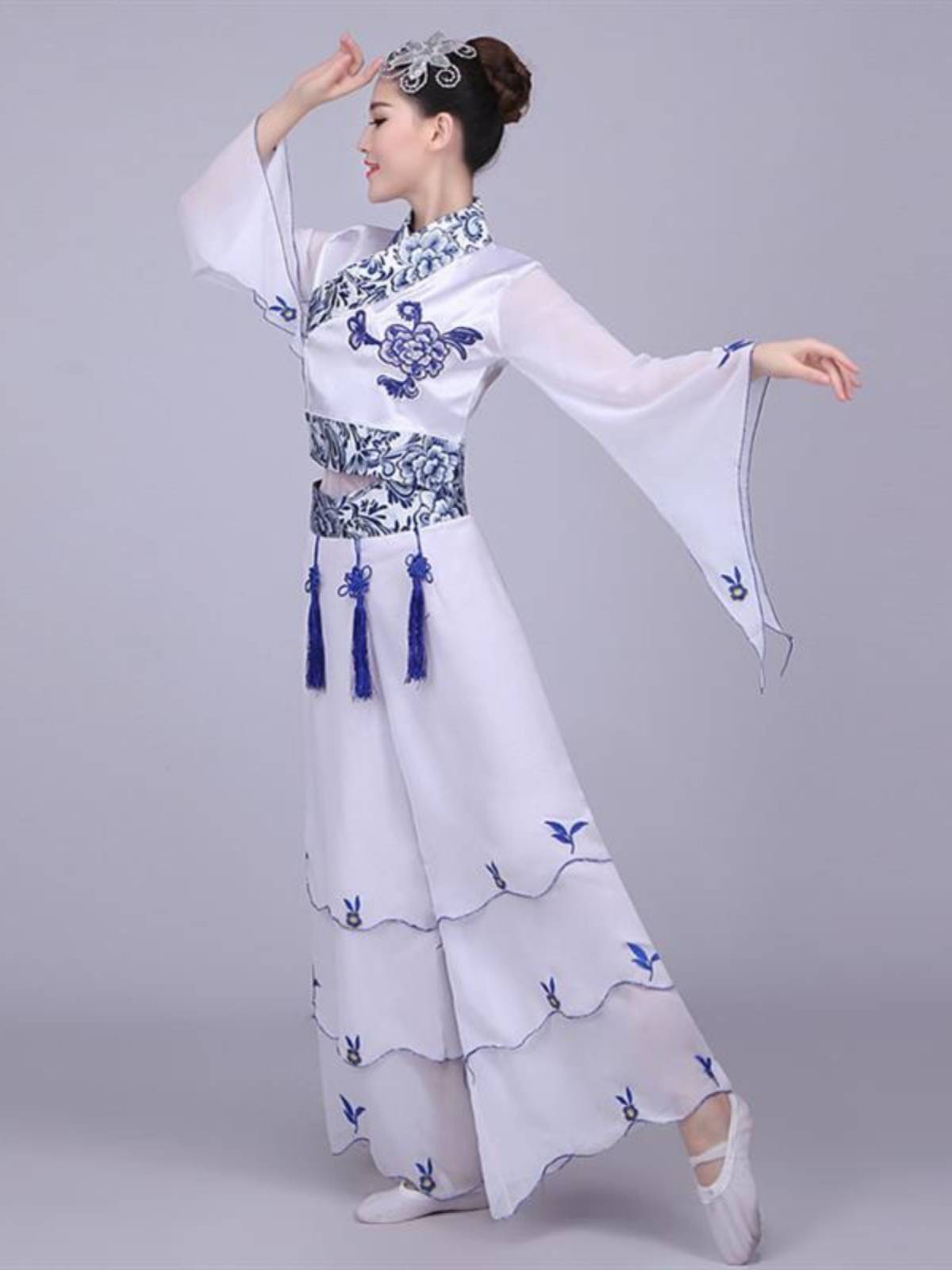 2023 new blue and white porcelain classical ethnic dance performances show yangko clothing fan dancer rental girl rental