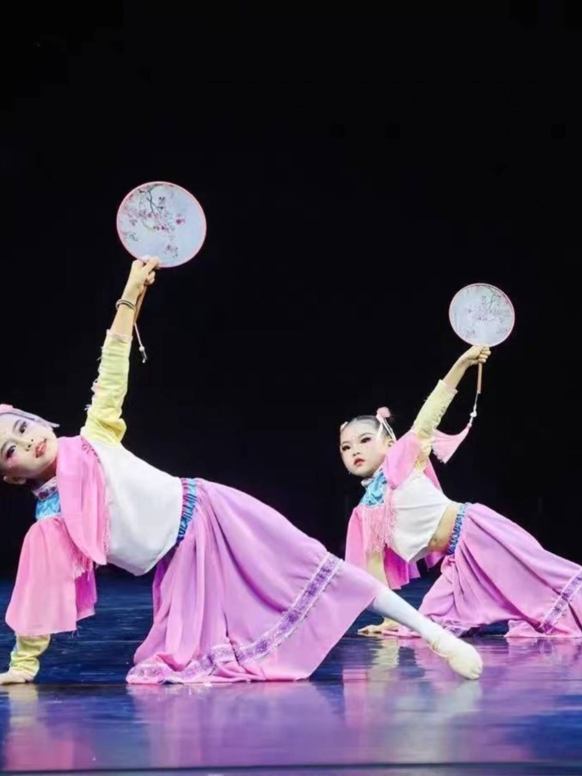 Qiao Shi Fan Dance Services Liuyi Qiao Qiao Boudoir Classical Dance Performance Fan Dance Watch Dance National Dance Clothing