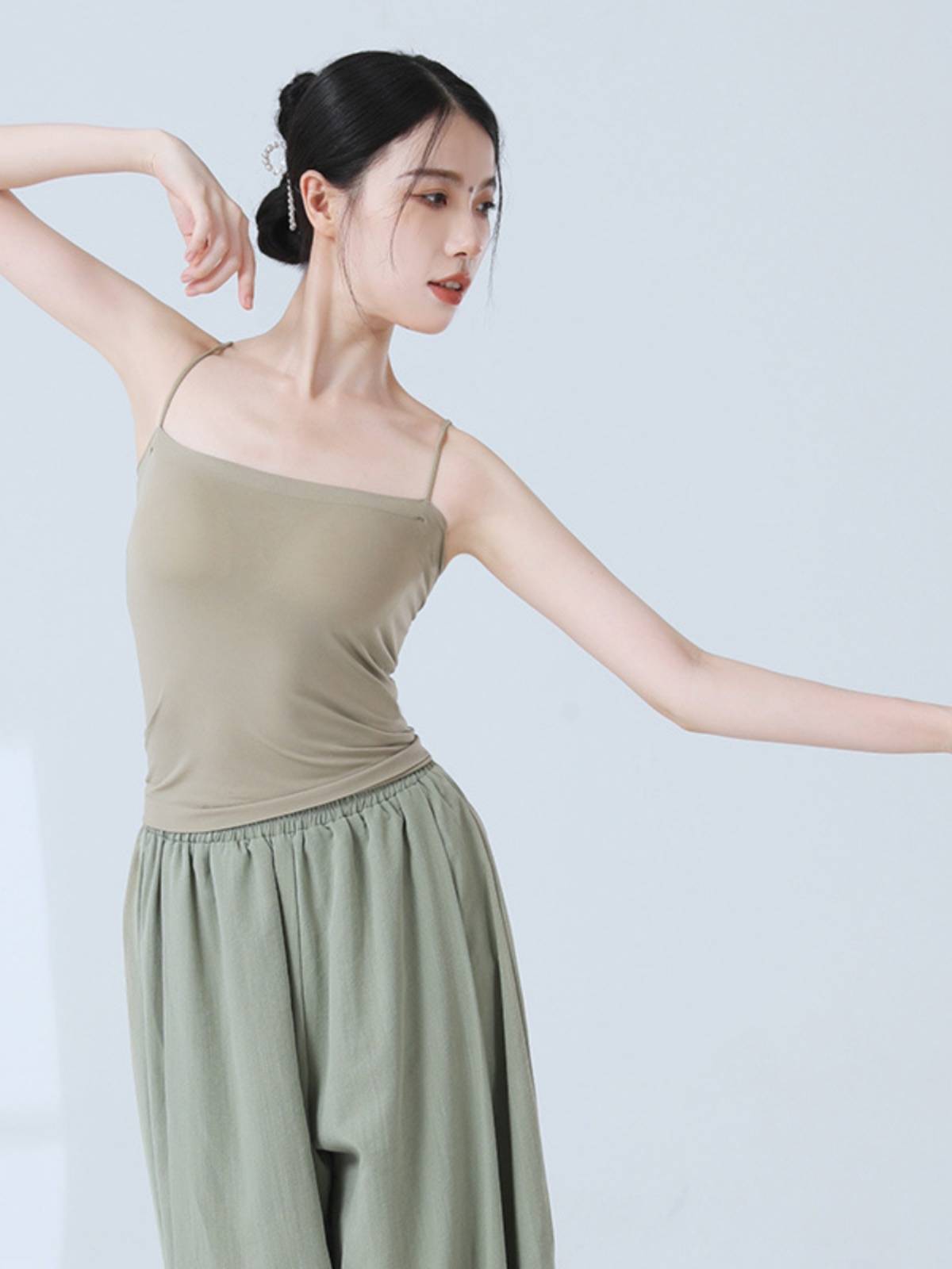Classical modern national dance suspender vest female wearing chest pads with chest pads with beautiful back ballet practice bra