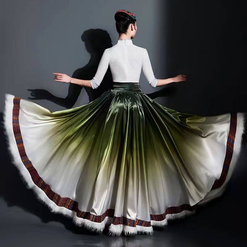 The Tibetan Dance Show New Apprenticeship ethnic minority practiced a semi-tied, step-by-step, national-style dress