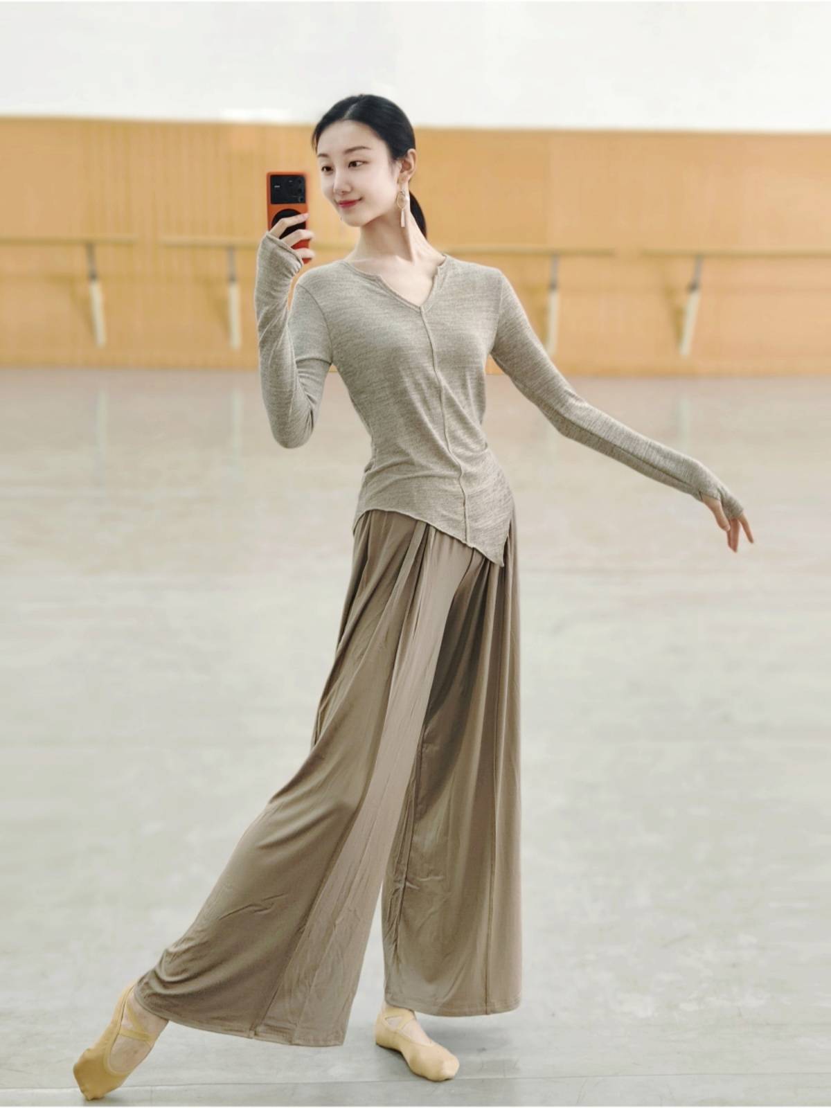 Jiudi Modern Dance Swelling Knit Kitching Poems Refers to Long -sleeved Jacket Autumn and Winter Female Practice Service Chinese Dance Services Examination Services