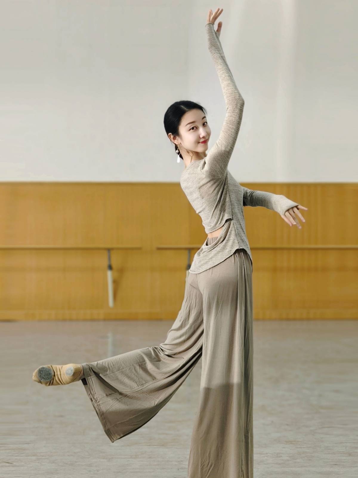 Jiudi Modern Dance Swelling Knit Kitching Poems Refers to Long -sleeved Jacket Autumn and Winter Female Practice Service Chinese Dance Services Examination Services