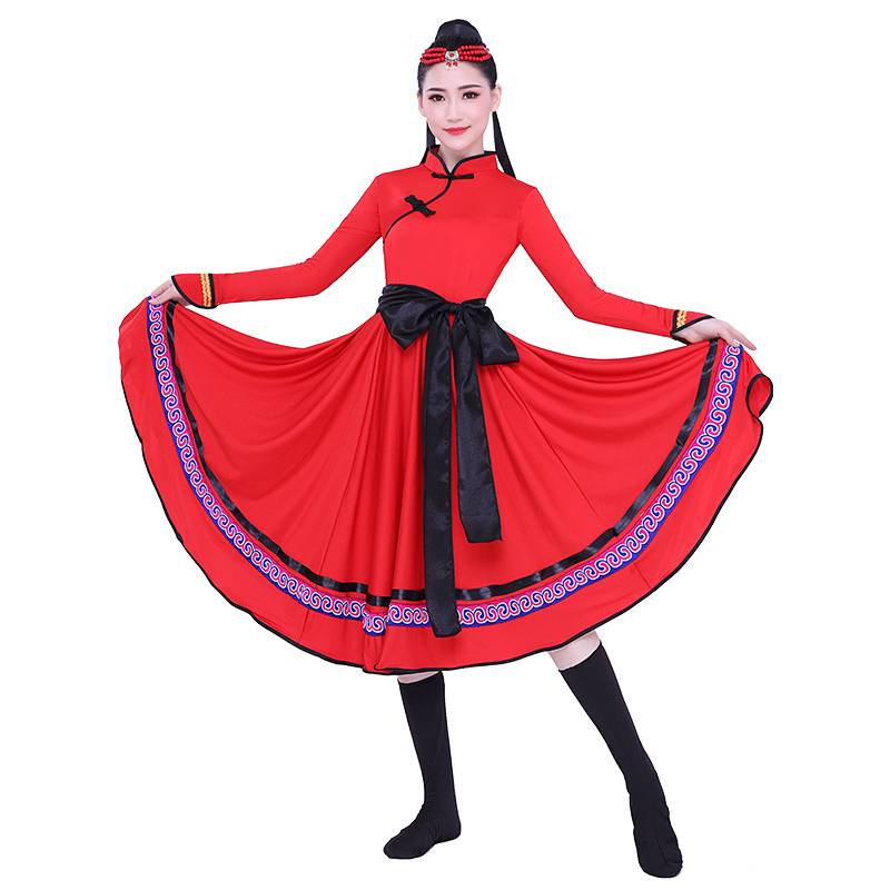 Mongol performances for Mongolian dancers in plaza in the new 2020 dress minority