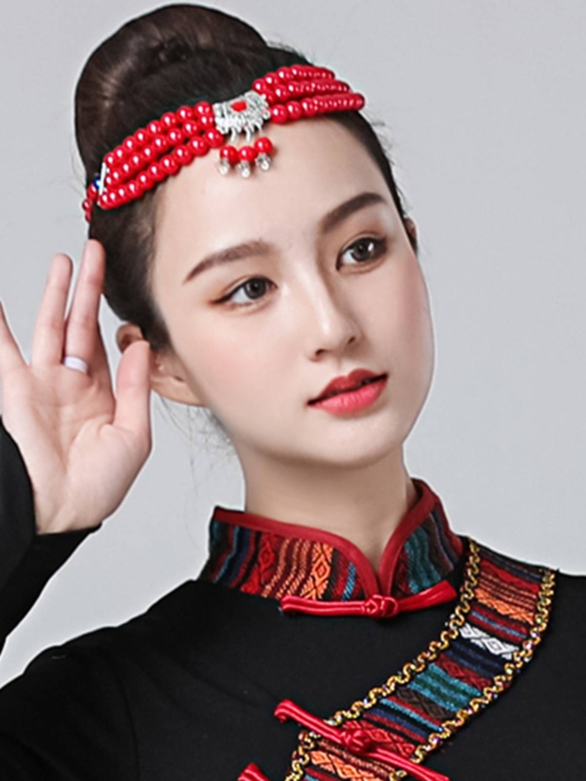 Mongol heads and a new collection of ethnic-minority dancers performing hand-chorus dance costumes